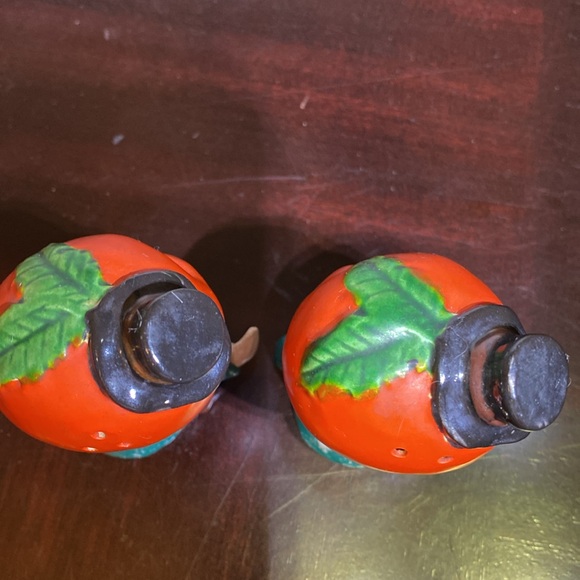1950's Anthropomorphic Tomato Head Guys with Top Hats Salt and Pepper Shaker Set - Picture 4 of 8